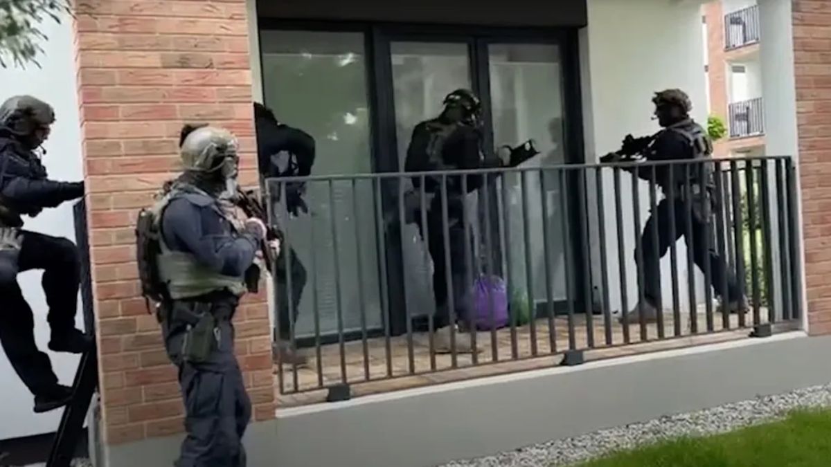 Policja szturmuje centralę oszustów telefonicznych w Polsce
