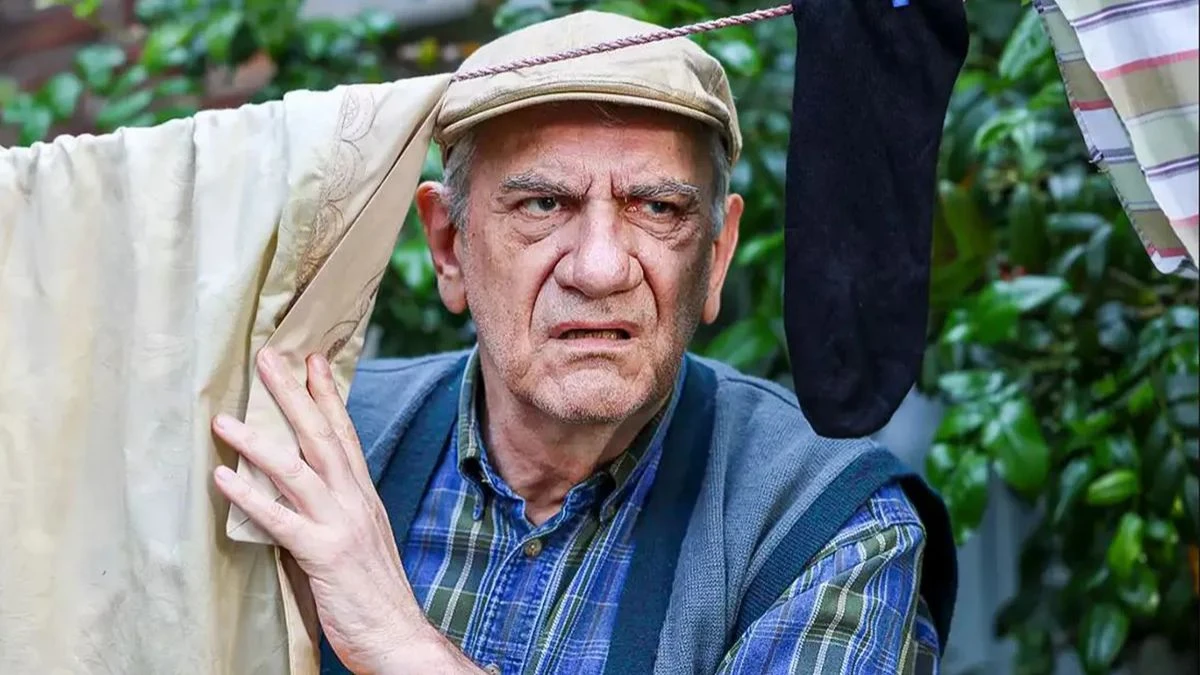 Dalej jazda film. zdjęcie główna obsada mężczyzna patrzy przez rozwieszone pranie
