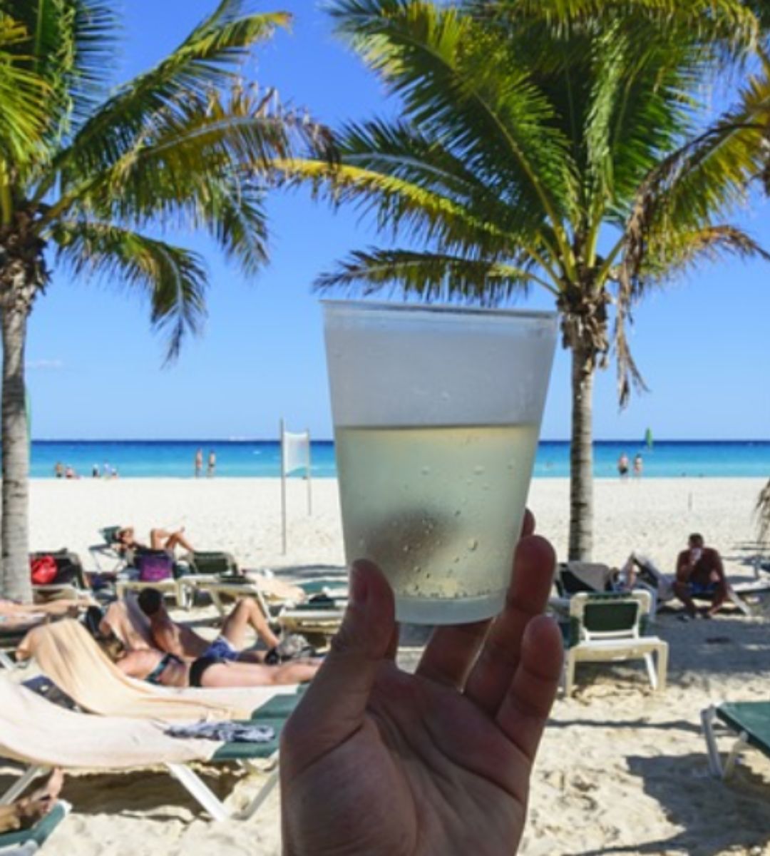 Koktajle na Majorce zagrażają zdrowiu. zdjęcie drink na plaży