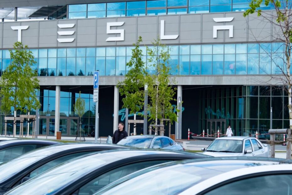 Polacy zatrzęśli fabryką Tesli pod Berlinem. Zdjęcie: Wiele samochodów elektrycznych Tesla przed Gigafactory Berlin-Brandenburg,