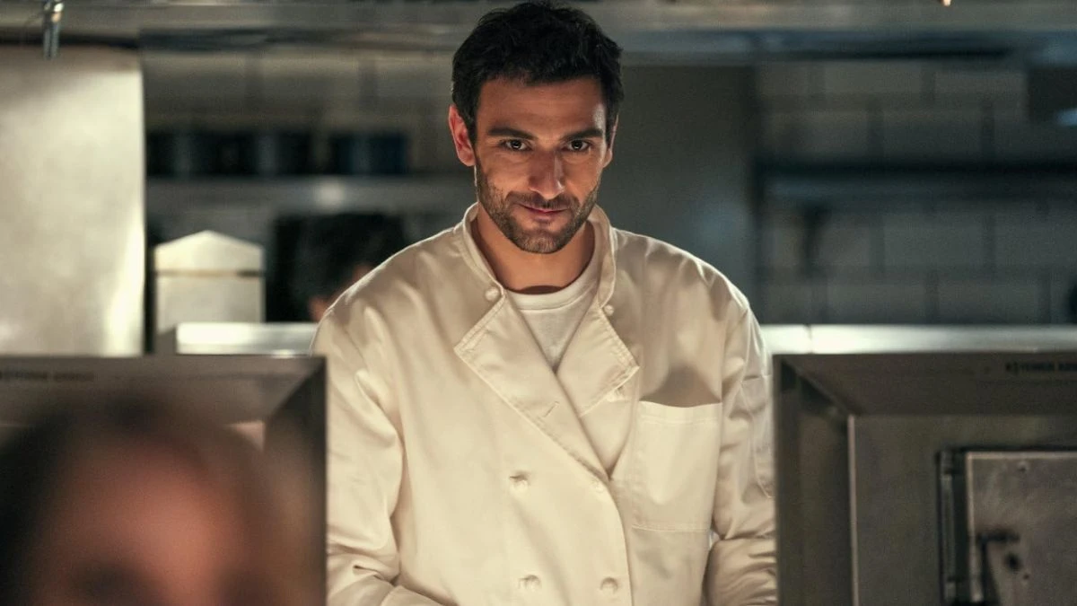 Od zera netflix. zdjęcie jeden z głównych bohaterów w kuchni