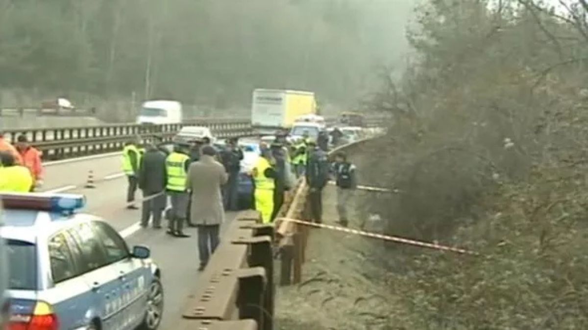 W Niemczech odnaleziono głowę mężczyzny, którego ciało porzucono przy włoskiej autostradzie. Na zdjęciu włoskie służby przy autostradzie, gdzie odnaleziono zwłoki mężczyzny.