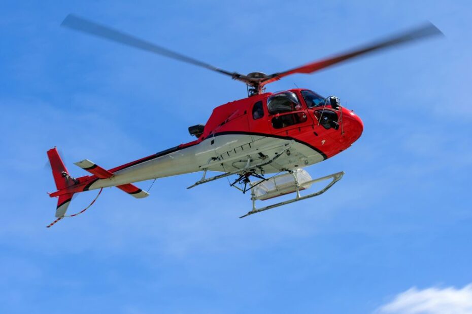 Para ukrywała dzieci w lesie. Na zdjęciu helikopter ratunkowy