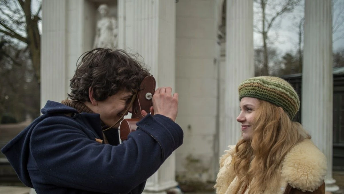 Kres niewinności to hit na Netflixie. zdjęcie mężczyzna robi zdjęcie kobiecie