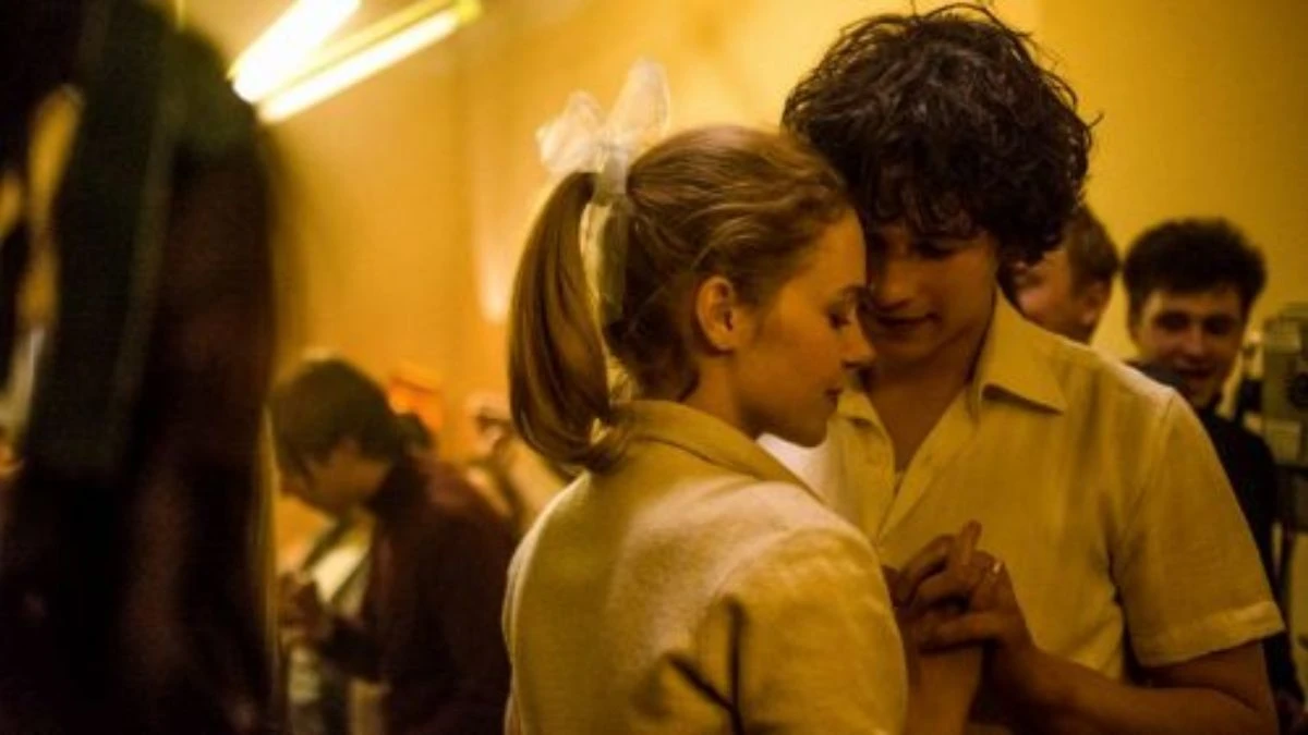 Kres niewinności to hit na Netflixie. zdjęcie para tańczy