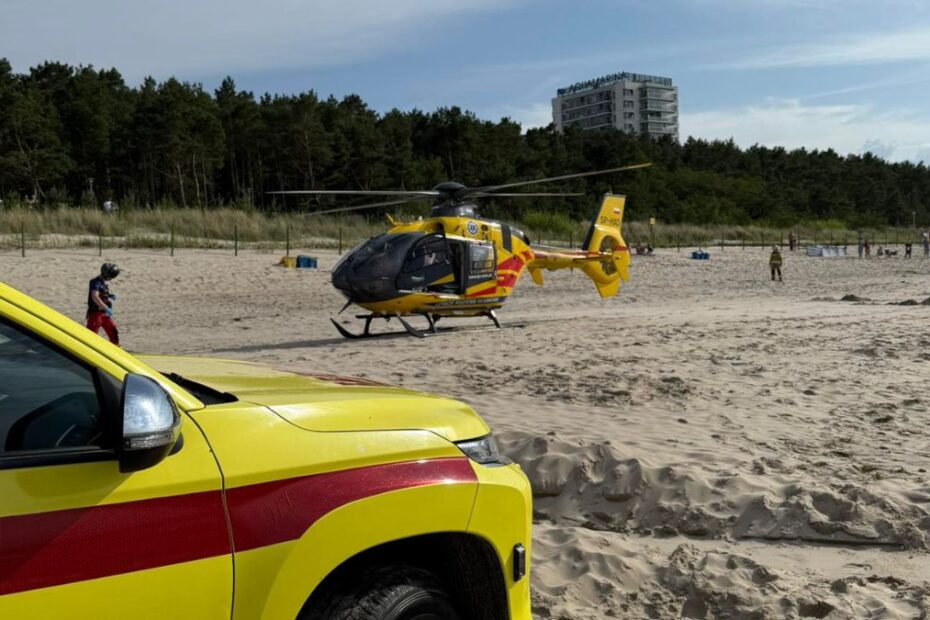 Na zjęciu śmigłowiec ratunkowy i samochód Wodnego Ochotniczego Pogotowia Ratunkowego (WOPR)