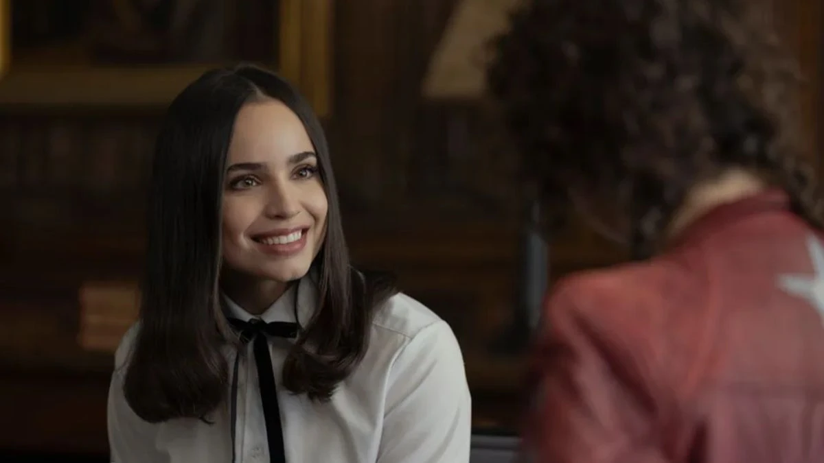 kiedy premiera miłość w oksfordzie na netflixie. zdjęcie uśmiechnięta kobieta rozmawia z władzami uniwersyteti