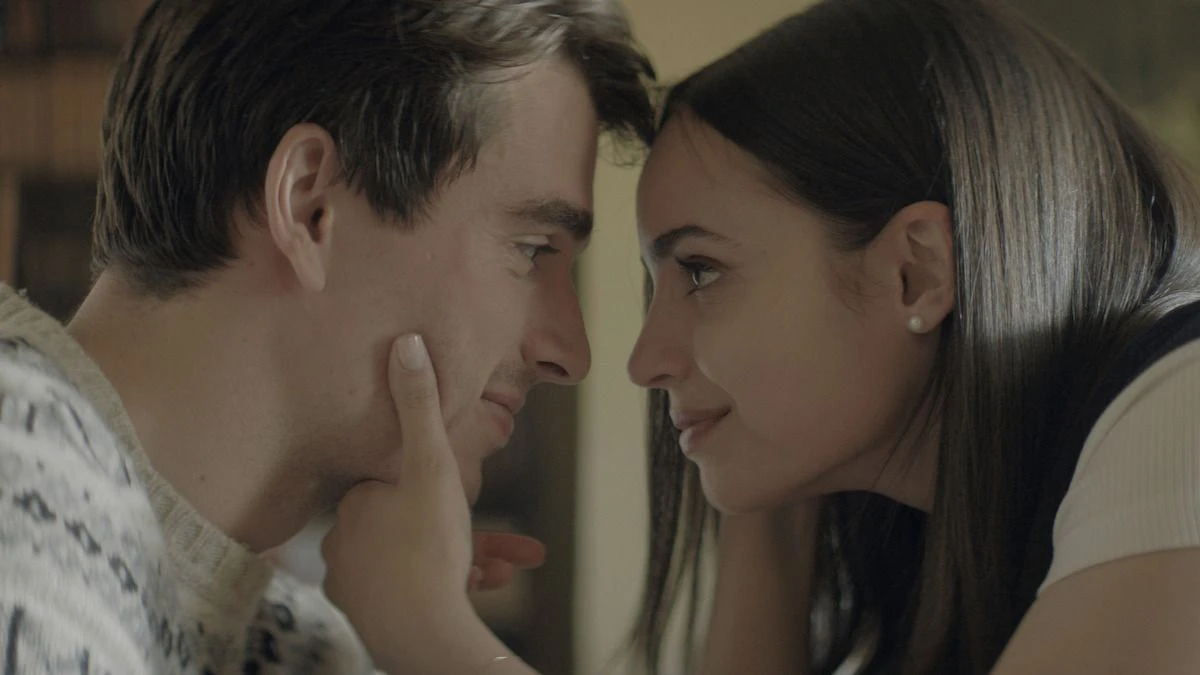 kiedy premiera miłość w oksfordzie na netflixie. zdjęcie mężczyzna i kobieta oko w oko