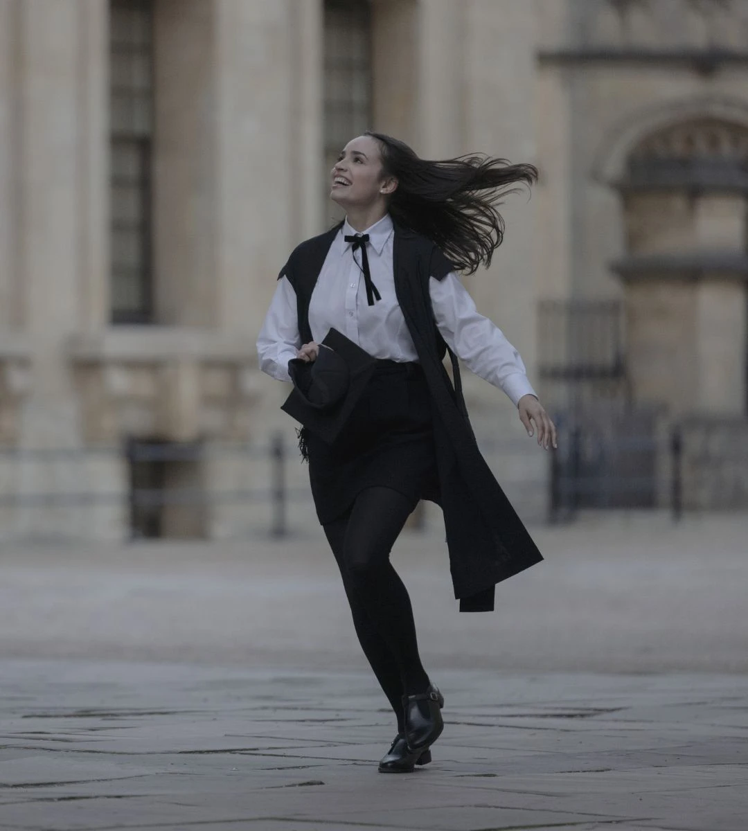 kiedy premiera miłość w oksfordzie na netflixie. zdjęcie sofia carson biegnie