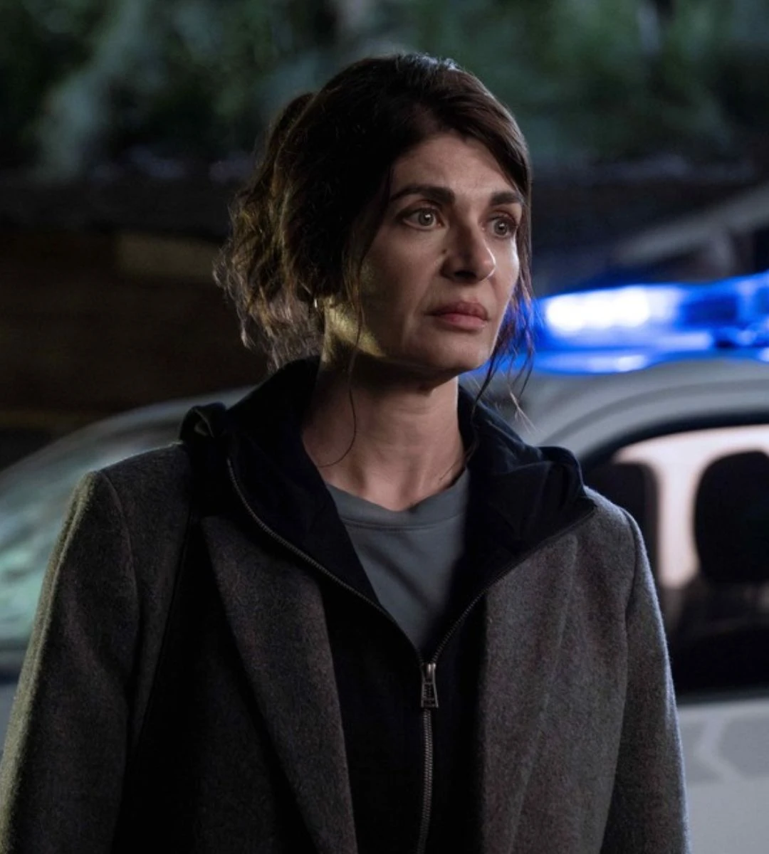 Ekranizacje powieści Harlana Cobena na Netflixie. zdjęcie kobieta przy policyjnym radiowozie
