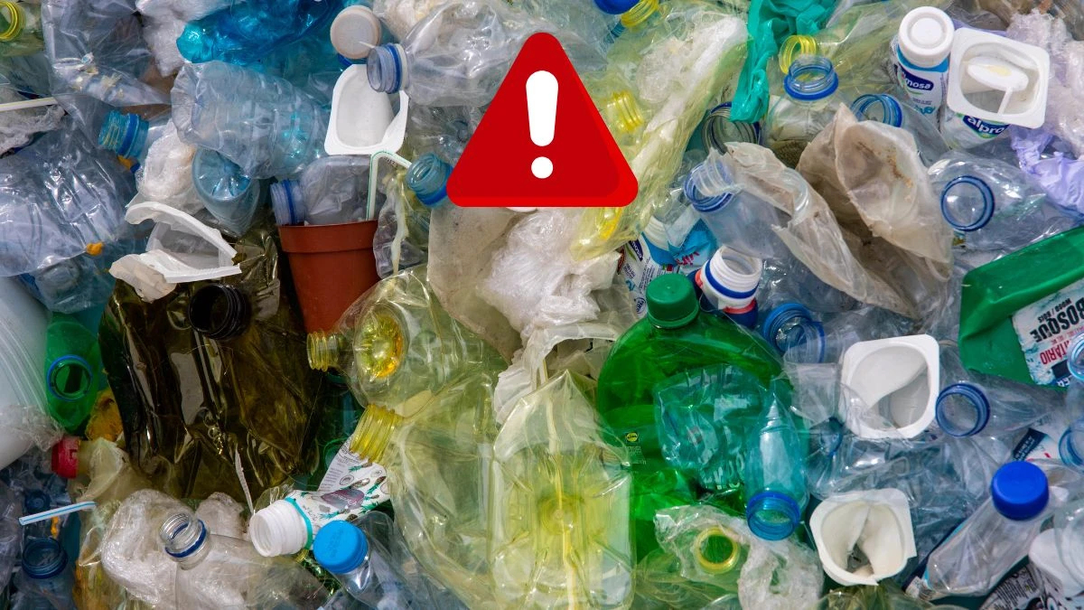 Paracetamol z plastiku – rewolucja w farmacji. Na zdjęciu śmieci - zgniecione plastikowe butelki i opakowania po jogurtach.