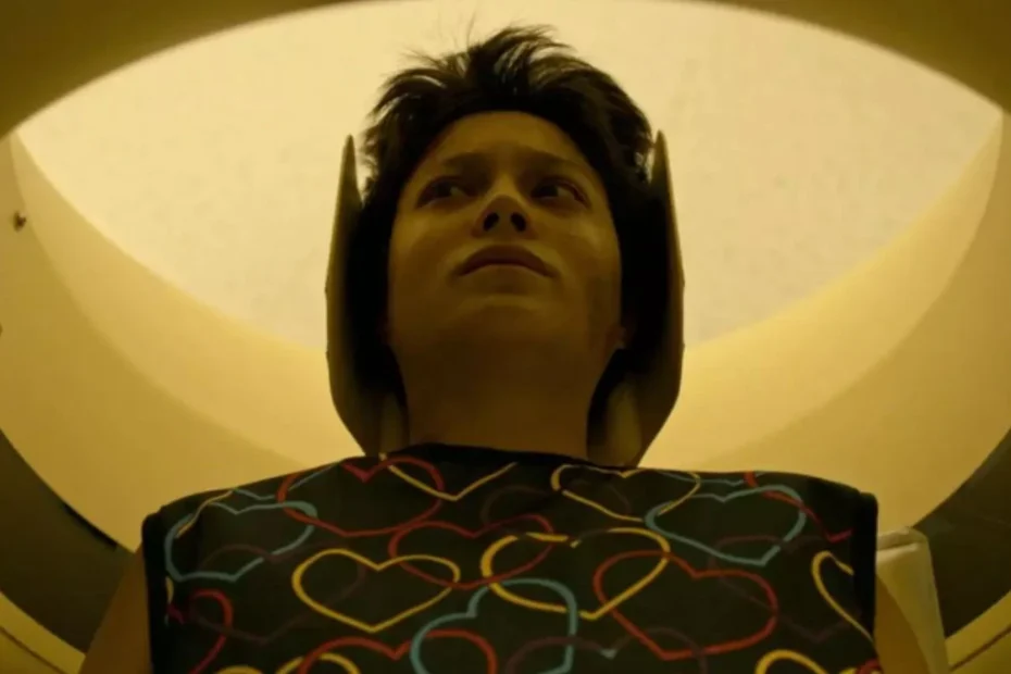 Otwórz oczy na Netflixie. zdjęcie kobieta na badaniu głowy