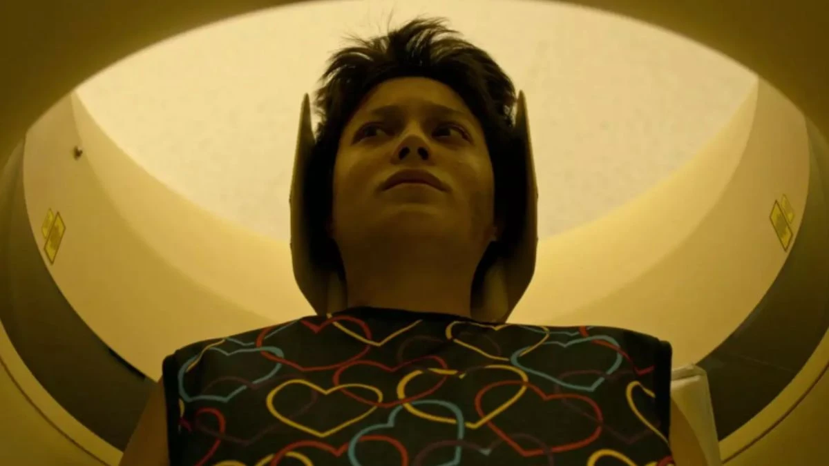 Otwórz oczy na Netflixie. zdjęcie główna bohaterka na badaniu