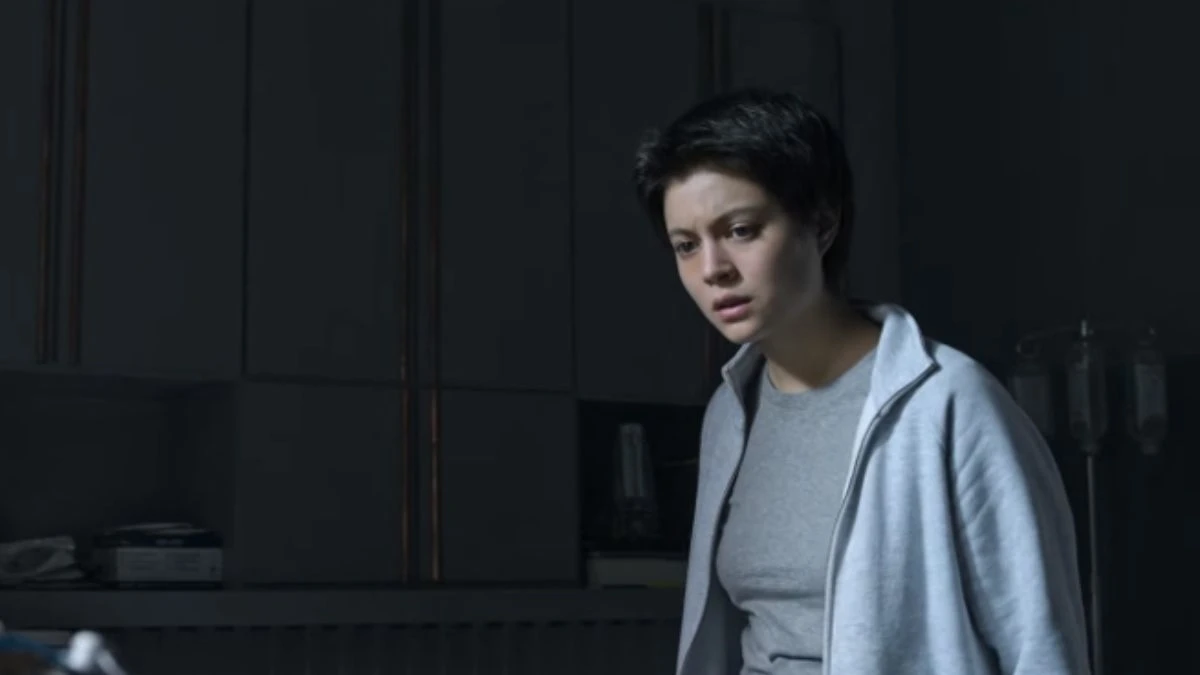 Otwórz oczy na Netflixie. zdjęcie zaniepokojona główna bohaterka