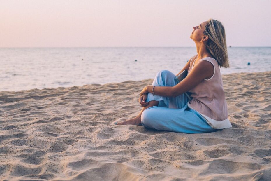 Najlepsze miejskie plaże w Niemczech na lato 2025. zdjęcie kobieta wypoczywa przy brzegu morza