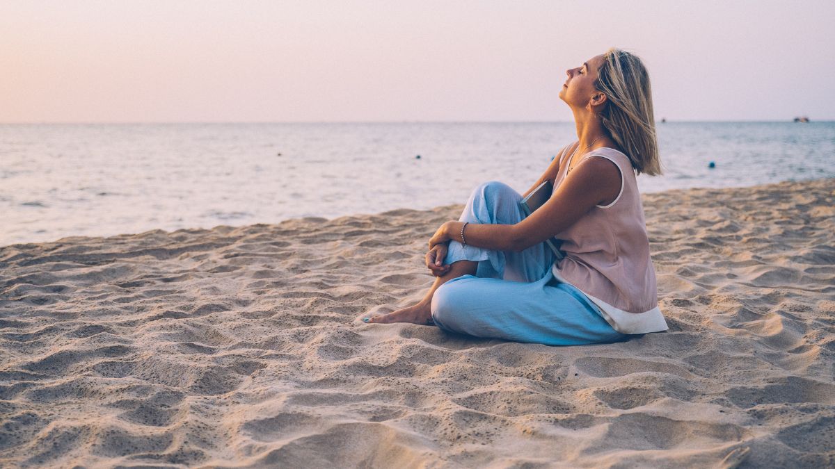 Najlepsze miejskie plaże w Niemczech na lato 2025. zdjęcie kobieta wypoczywa przy brzegu morza