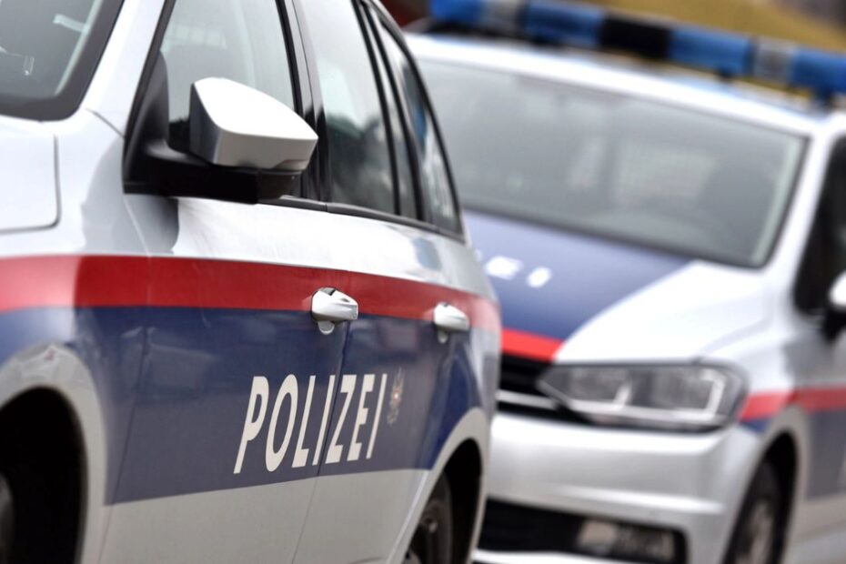 Brutalny atak na tramwaj pełen ludzi w Wiedniu Na zdjęciu samochód policji austriackiej