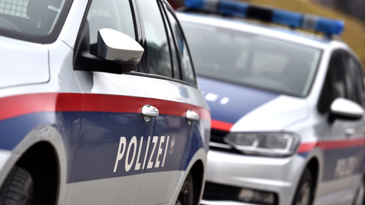 Brutalny atak na tramwaj pełen ludzi w Wiedniu Na zdjęciu samochód policji austriackiej