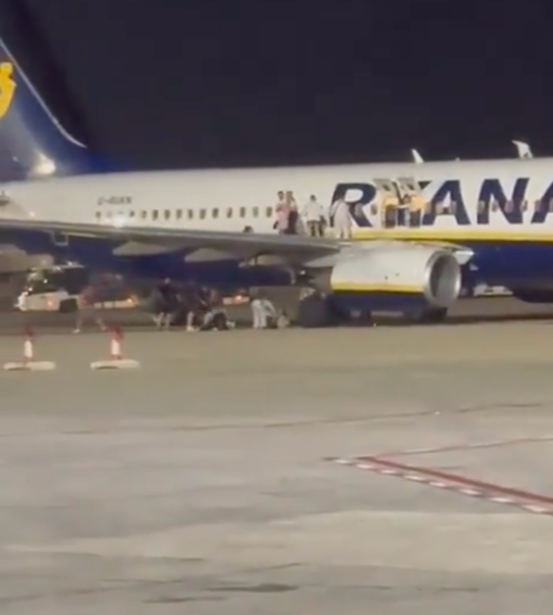 Pożar na pokładzie Ryanair okazał się fałszywym alarmem, jednak 18 osób zostało rannych podczas ucieczki z samolotu. Na zdjęciu screenshot nagrania z platformy X, na którym widać ludzi uciekających przez skrzydła