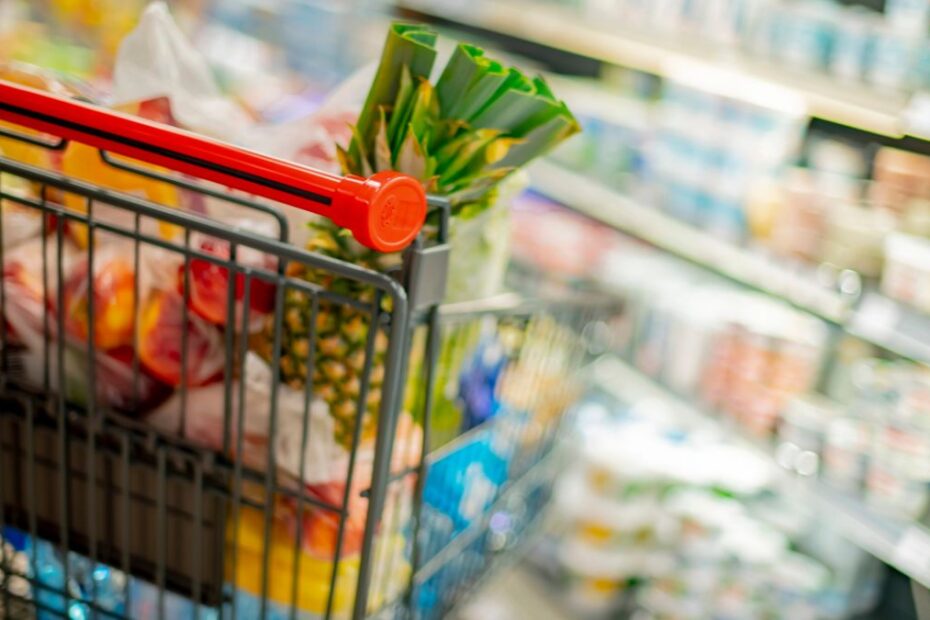 Wyjątkowa sieć supermarketów podbija Niemcy, Polacy dobrze ją już znają. Na zdjęciu wózek sklepowy wypełniony produktami spożywczymi