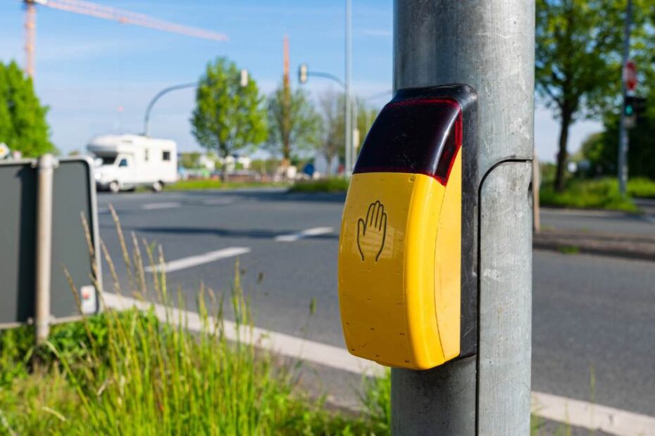 Ukryty przycisk przy sygnalizacji świetlnej dla pieszych