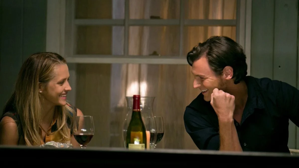 the choice na netflixie. zdjęcie para rozmawia przy winie