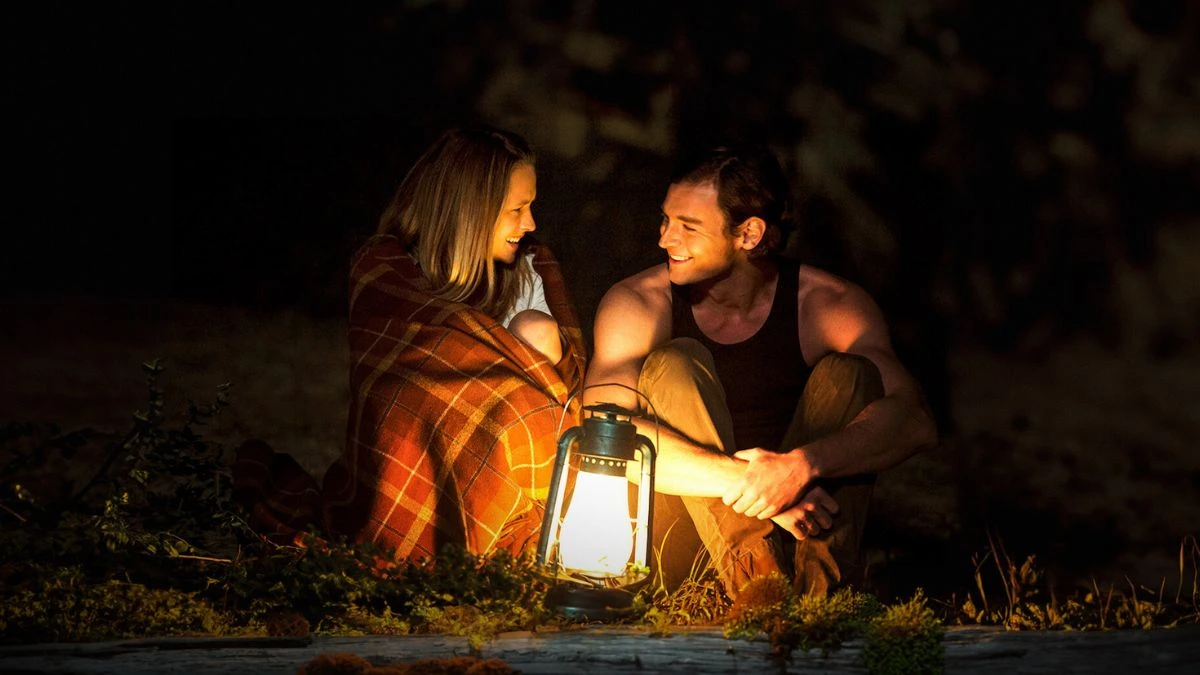 the choice na netflixie. zdjęcie para rozmawia przy lampie na dworze