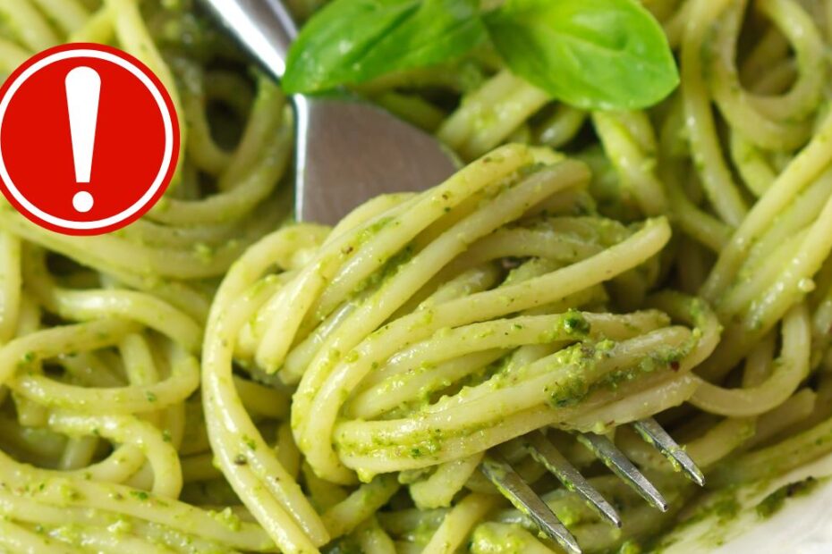 Pilne wycofanie popularnych sosów do makaronów. Na zdjęciu makaron z zielonym pesto
