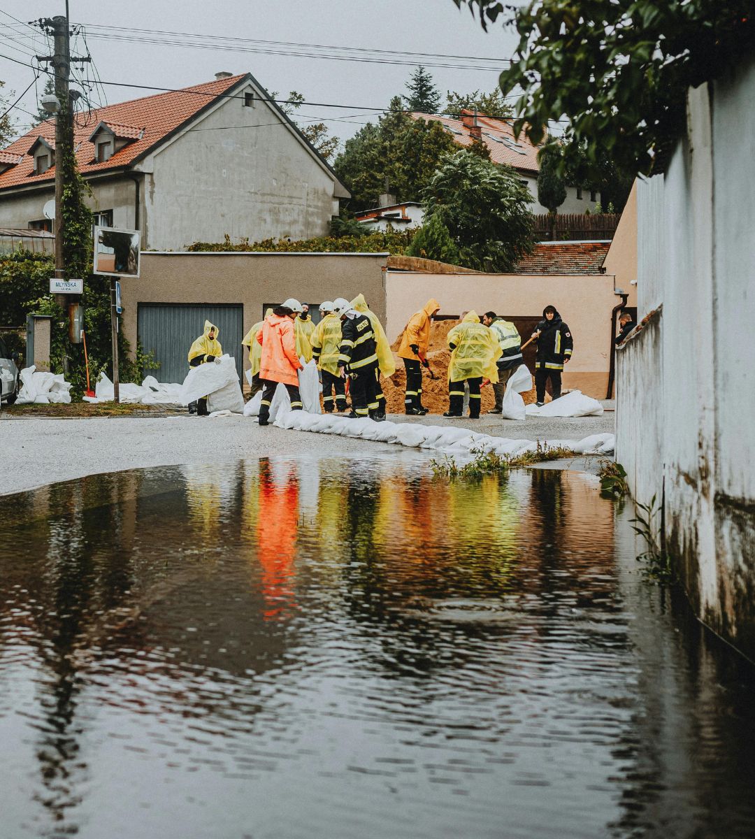 Katastrofalne ulewy w Hiszpanii. zdjęcie strażacy walczą z powodzią