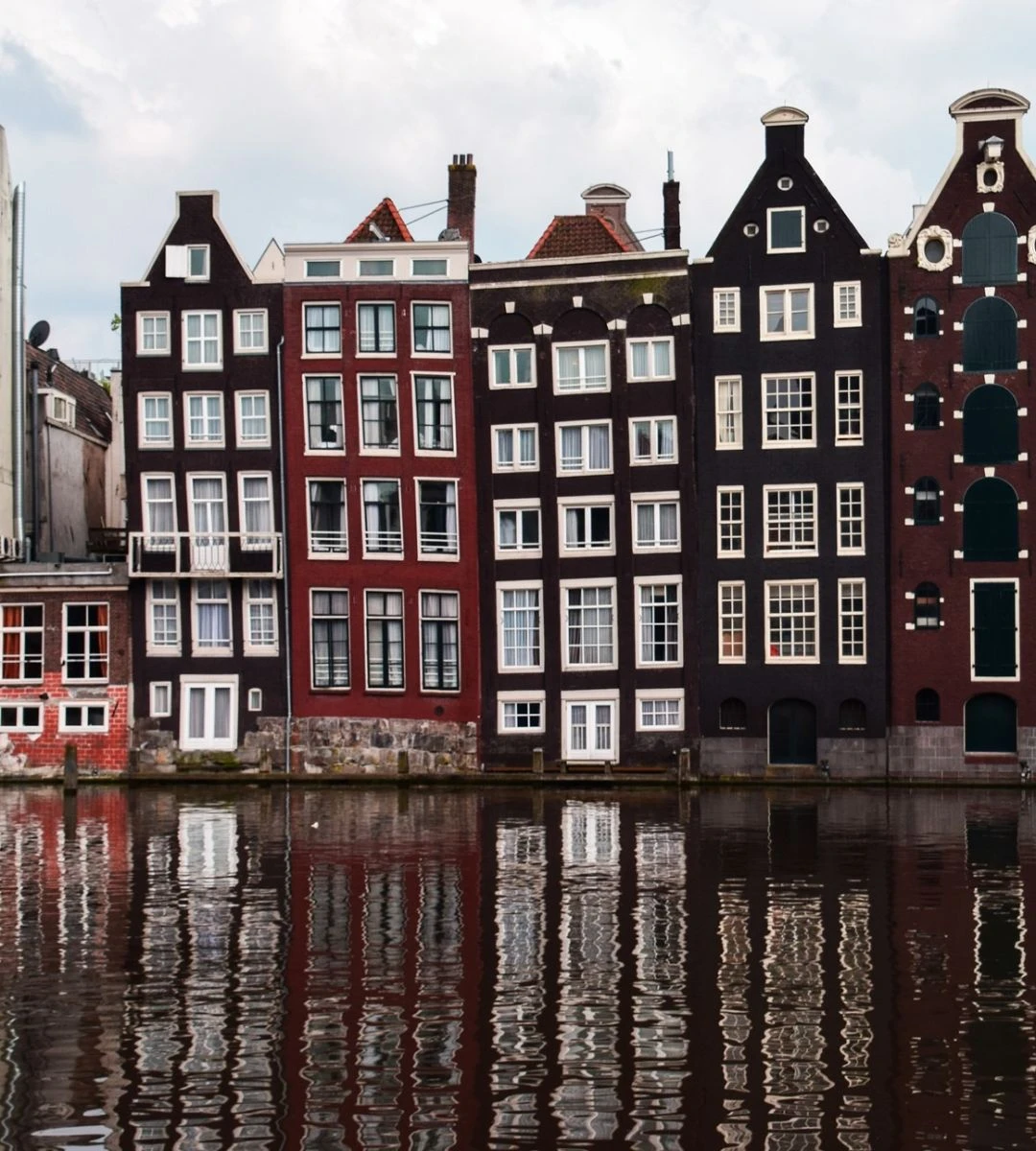 Gdzie w Europie zapłacisz najwięcej podatku turystycznego Foto: Amsterdam - typowe kamienice
