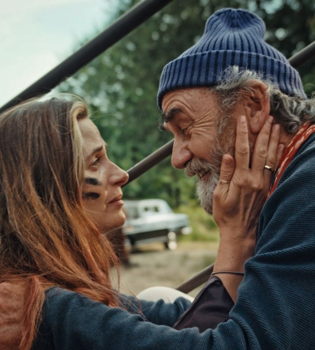 dziadku wiejemy na netflixie. zdjęcie dziadek i córka