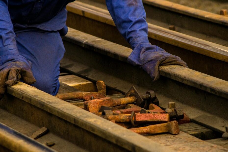 Polska spółka zbuduje infrastrukturę kolejową w Niemczech Foto pracownik układający szyny