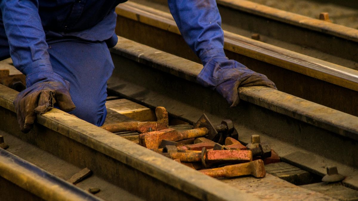 Polska spółka zbuduje infrastrukturę kolejową w Niemczech Foto pracownik układający szyny