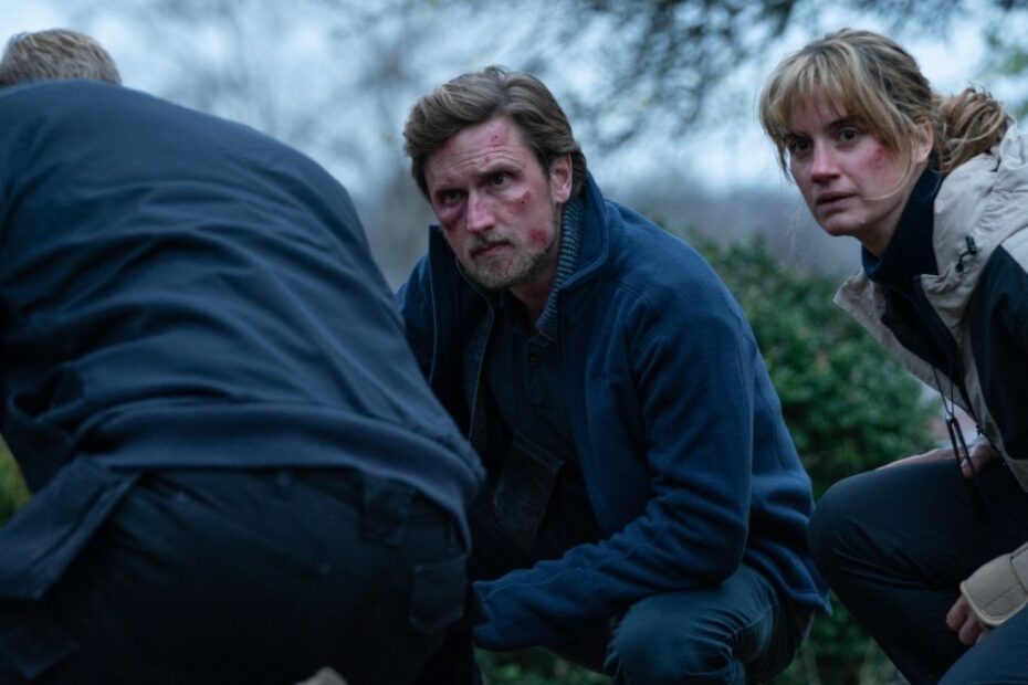 Najlepsze skandynawskie seriale na Netflixie. zdjęcie serial kasztanowy ludzik dwoje mężczyzn i kobieta