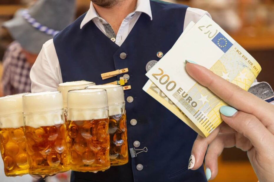 Młot cenowy na Oktoberfeście 2025 foto: mezczyzna z kuflami piwa