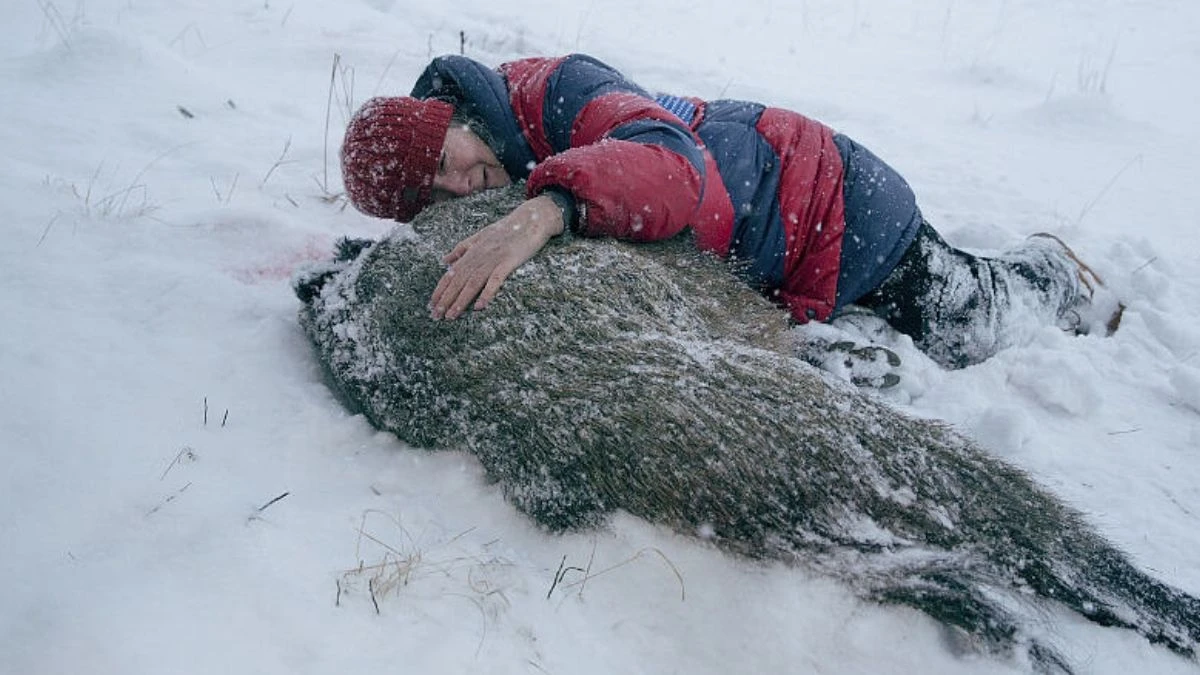 Pokot znika z Netflixa. zdjęcie główna bohaterka lezy na ziemi