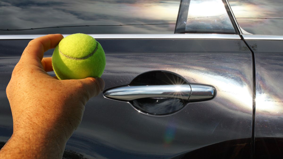 Trik z piłeczką tenisową w samochodzie