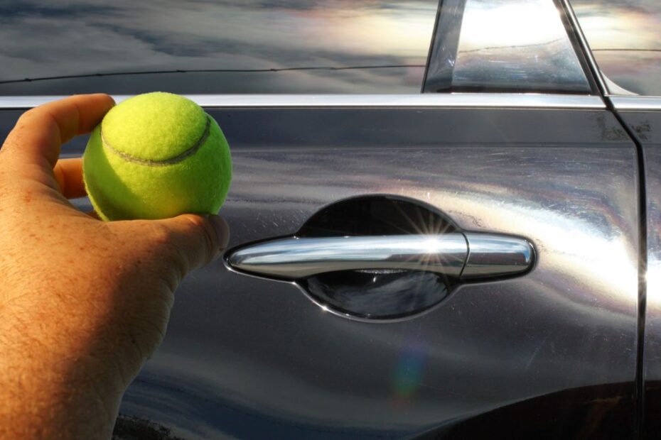 Trik z piłeczką tenisową w samochodzie