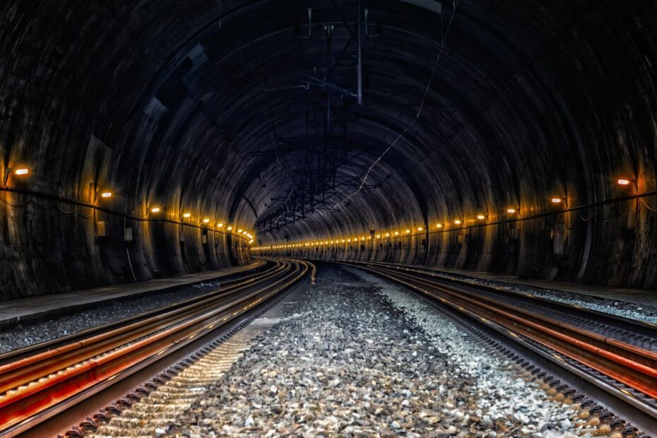 Najdłuższy tunel kolejowy w Polsce Foto tunel kolejowy