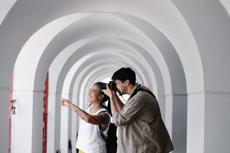 Gdzie w Europie zapłacisz najwięcej podatku turystycznego Foto Para turystów