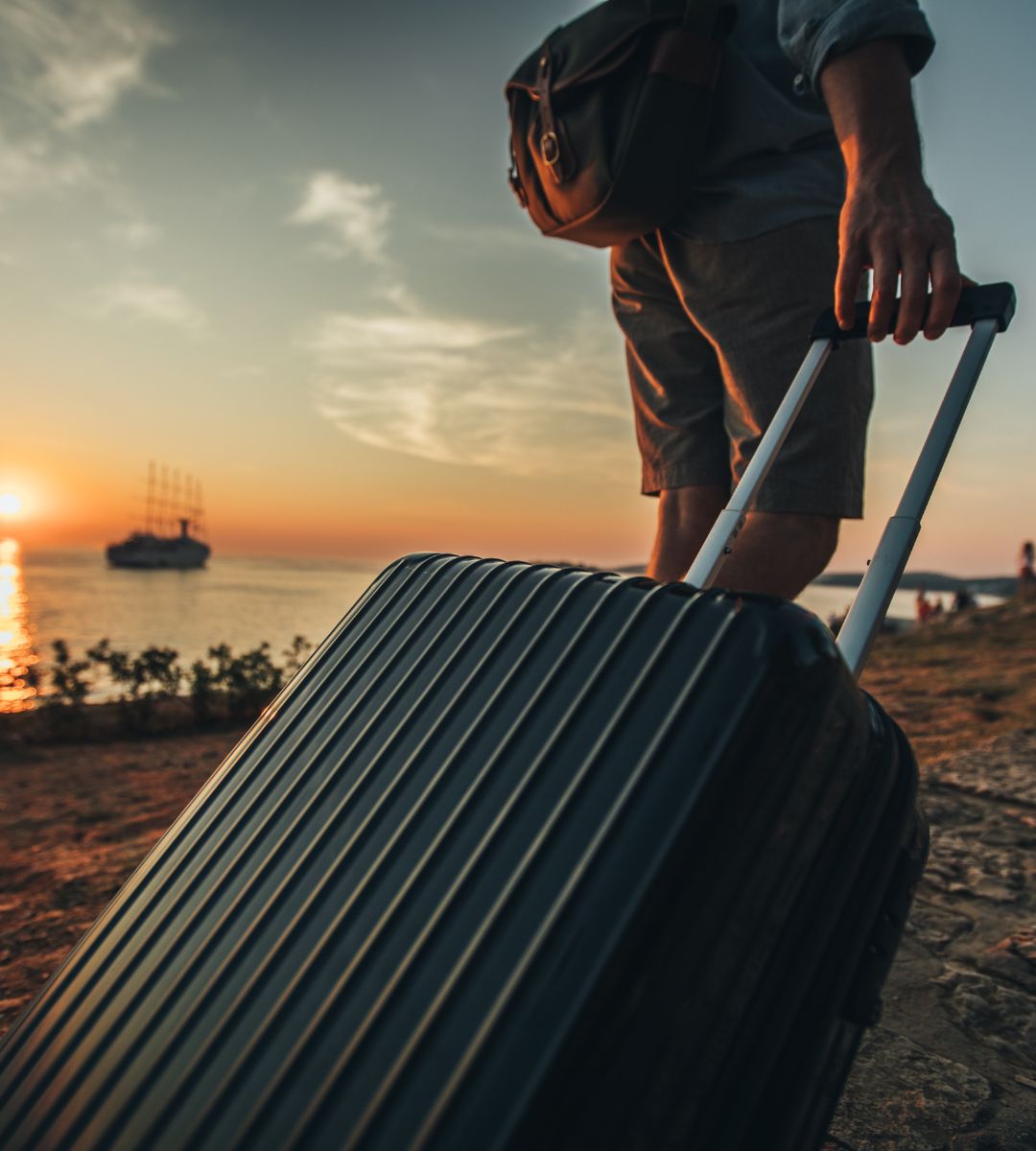 Najbezpieczniejsze miasta świata 2026. zdjęcie turysta z walizką