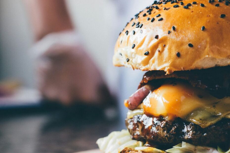 Upadłość znanej sieci fast foodów. Wszystkie lokale w Niemczech już zamknięte. Na zdjęciu hamburger na stole w lokalu