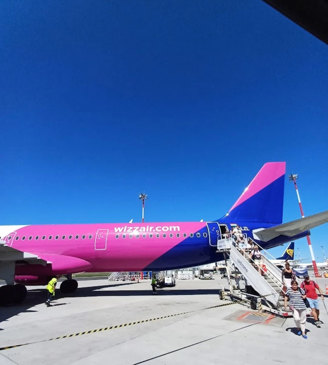Wizz Air wraca na lotnisko w Modlinie Foto: samolot linii Wizz Air na płycie lotniska