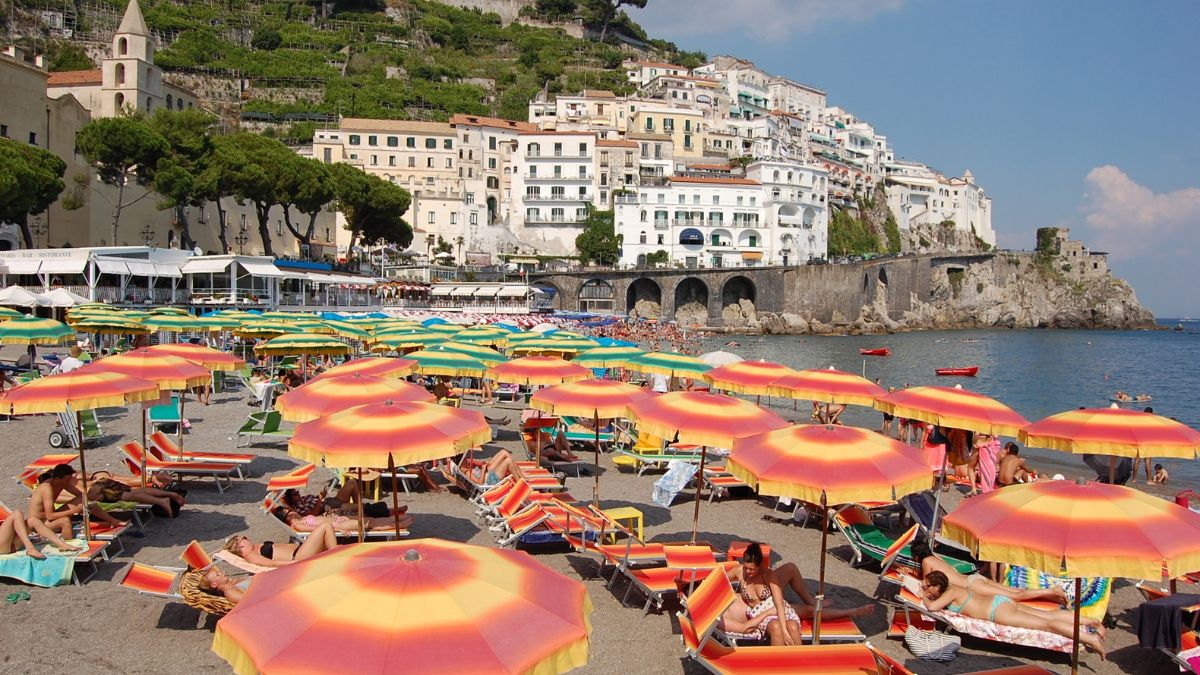 Niemcy rezygnują z wakacji we Włoszech. zdjęcie plaża we włoszech