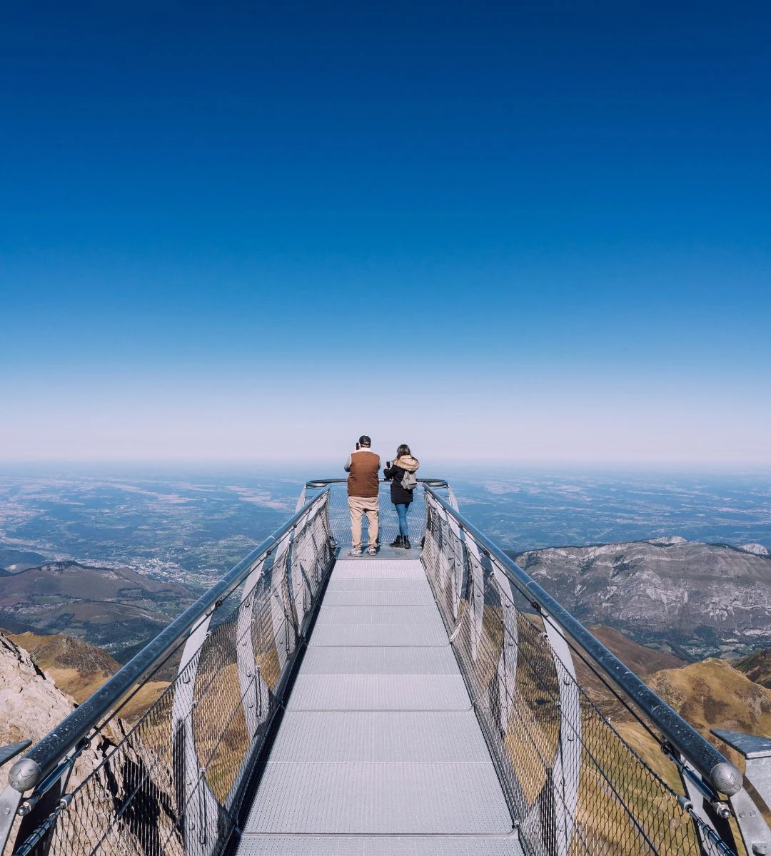 stolica bez lotniska i pociągów Foto: turyści na tarasie widokowym
