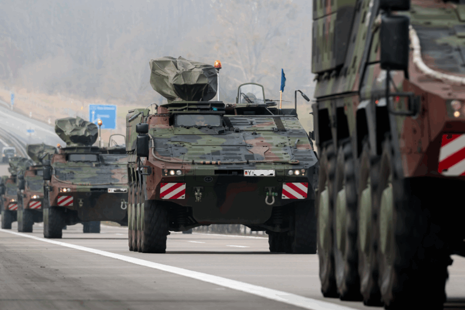 Setki żołnierzy i czołgi na ulicach Niemiec. Kolumna pojazdów wojskowych Bundeswehry. Fot. Bundeswehr