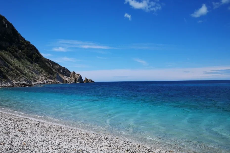 Jesienne wakacje na śródziemnomorskiej wyspie Foto: Morze na wyspie Elba jesienią