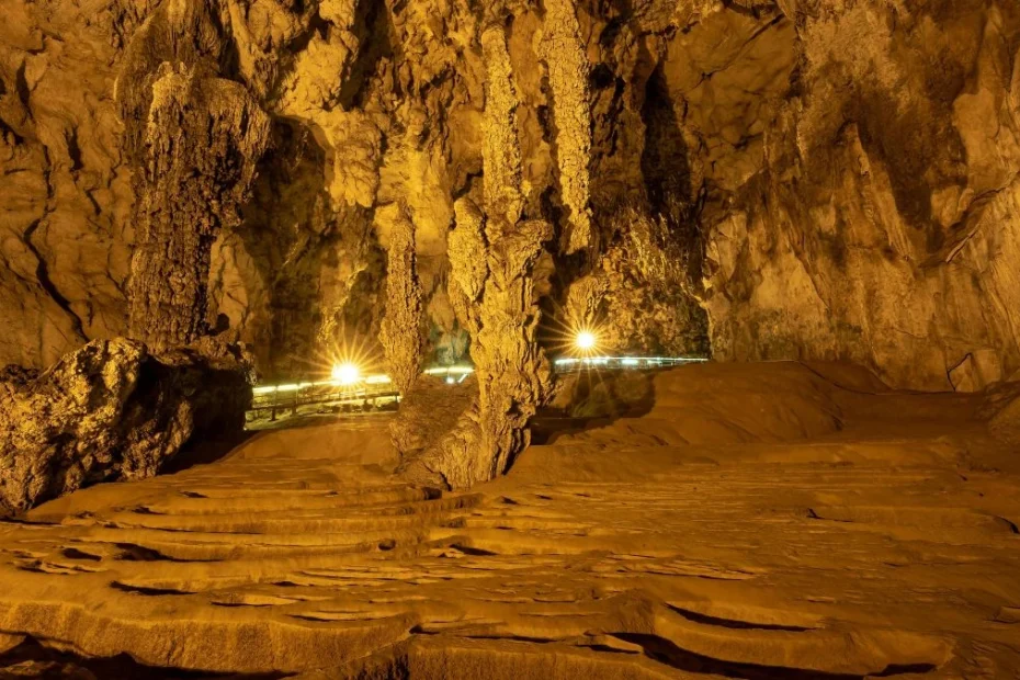 największa jaskinia w Polsce dostępna dla turystów Foto jaskinia