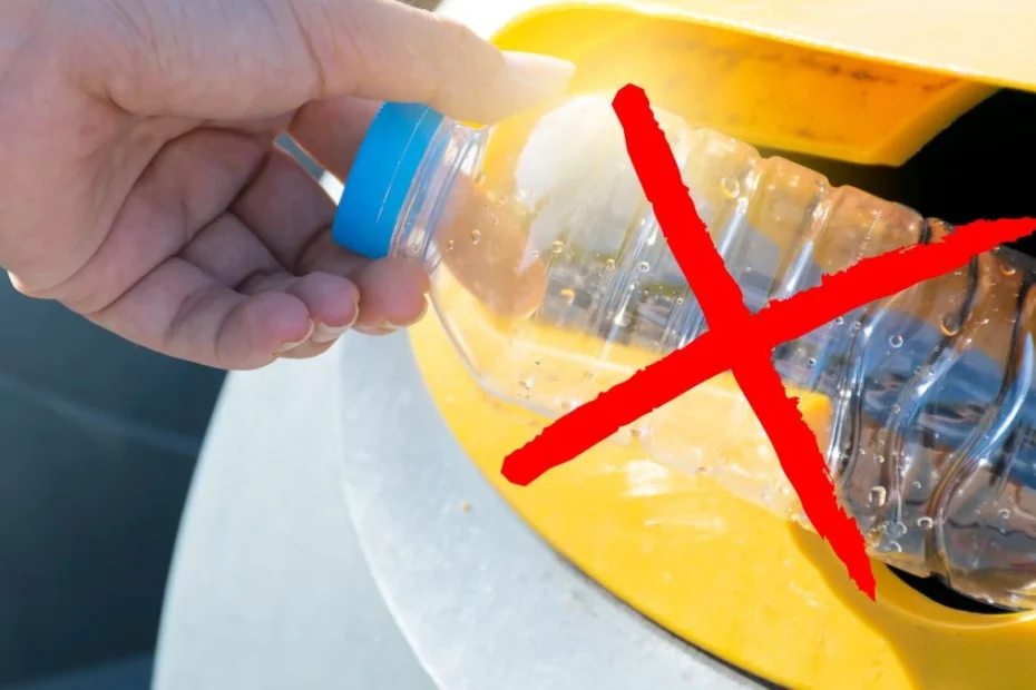 polskie lotnisko już zniosło limit płynów Foto: wyrzucanie butelki z woda do śmieci