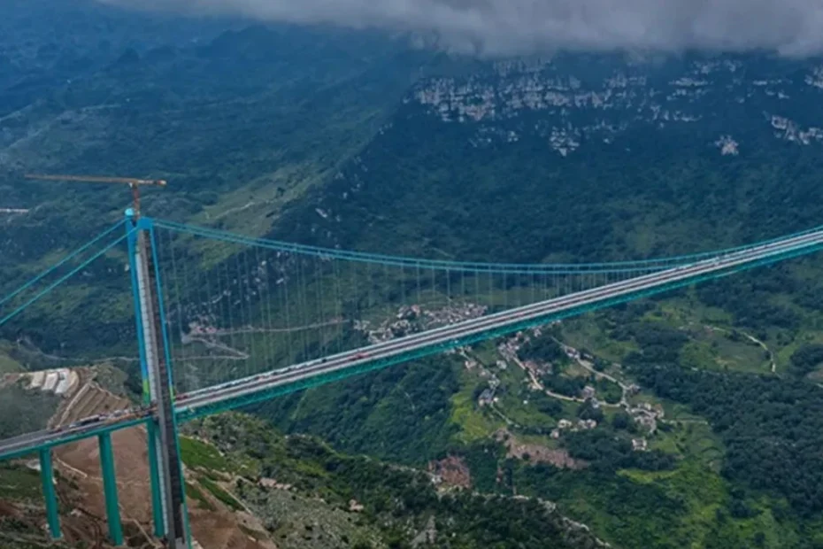 nNajwyższy most na świecie gotowy Foto próba obciążeniowa mostu